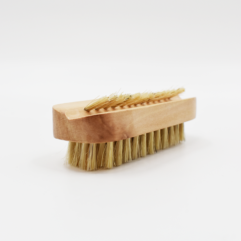 Brosse à ongles en bois à deux faces, poils longs et épais pour surface, courts et fins pour sous les ongles.