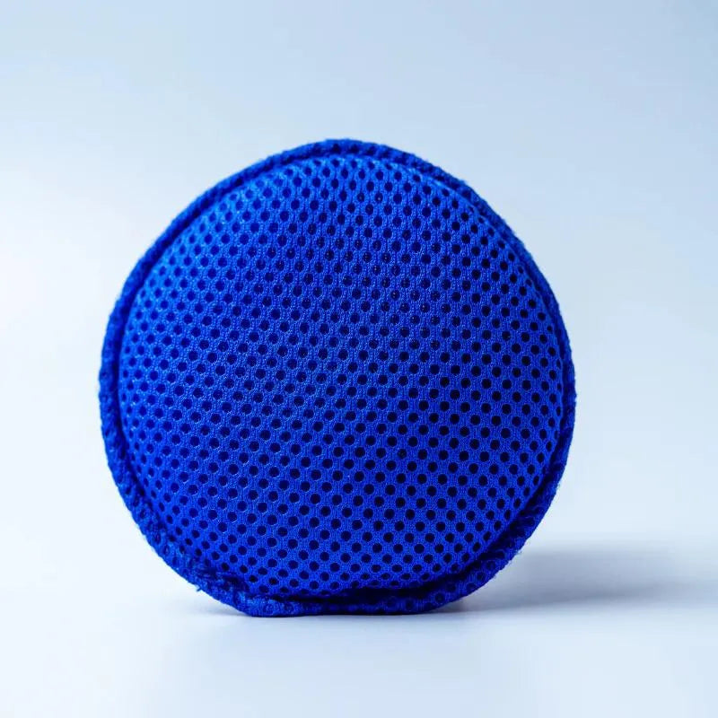 Éco-Bag lave-vaisselle bleu rond en céramique écologique, texture maillée, zéro déchet, solution de nettoyage durable.