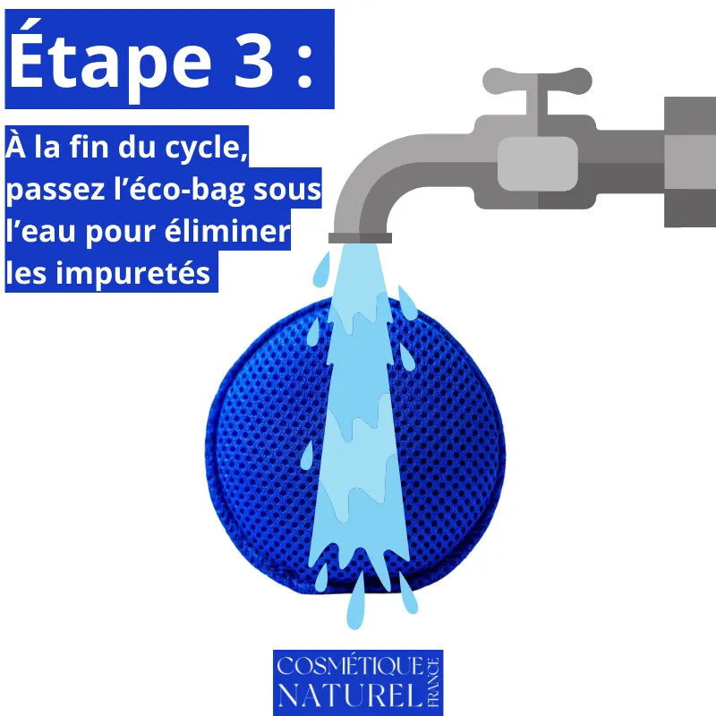 Éco-bag céramique bleu sous robinet, nettoyage écologique vaisselle, zéro déchet, réutilisable.