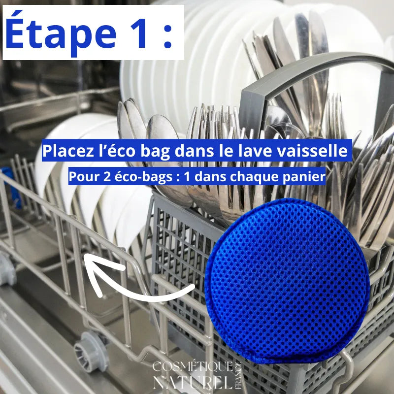 Éco-bag bleu en céramique dans lave-vaisselle, vaisselle propre, solution zéro déchet, écologique, économique.