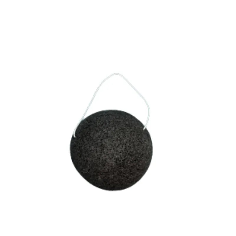 Éponge konjac noire ronde exfoliante avec cordelette, enrichie au charbon, idéale pour peau grasse et acné.