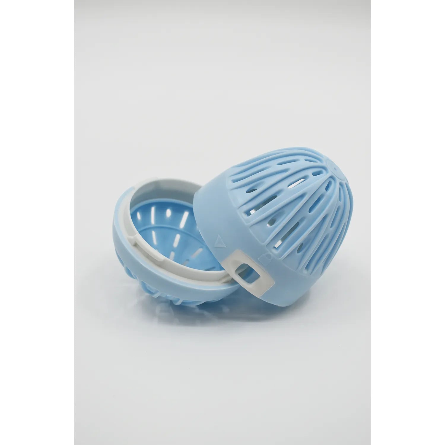 Boule de lavage écologique bleu clair, hypoallergénique, sans lessive, pour peaux sensibles, avec design ajouré.