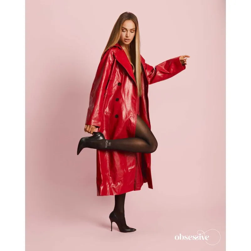 Collants noirs ouverts transparents avec lettrage provocant GIRLS WATCH PORN, portés avec un manteau rouge.