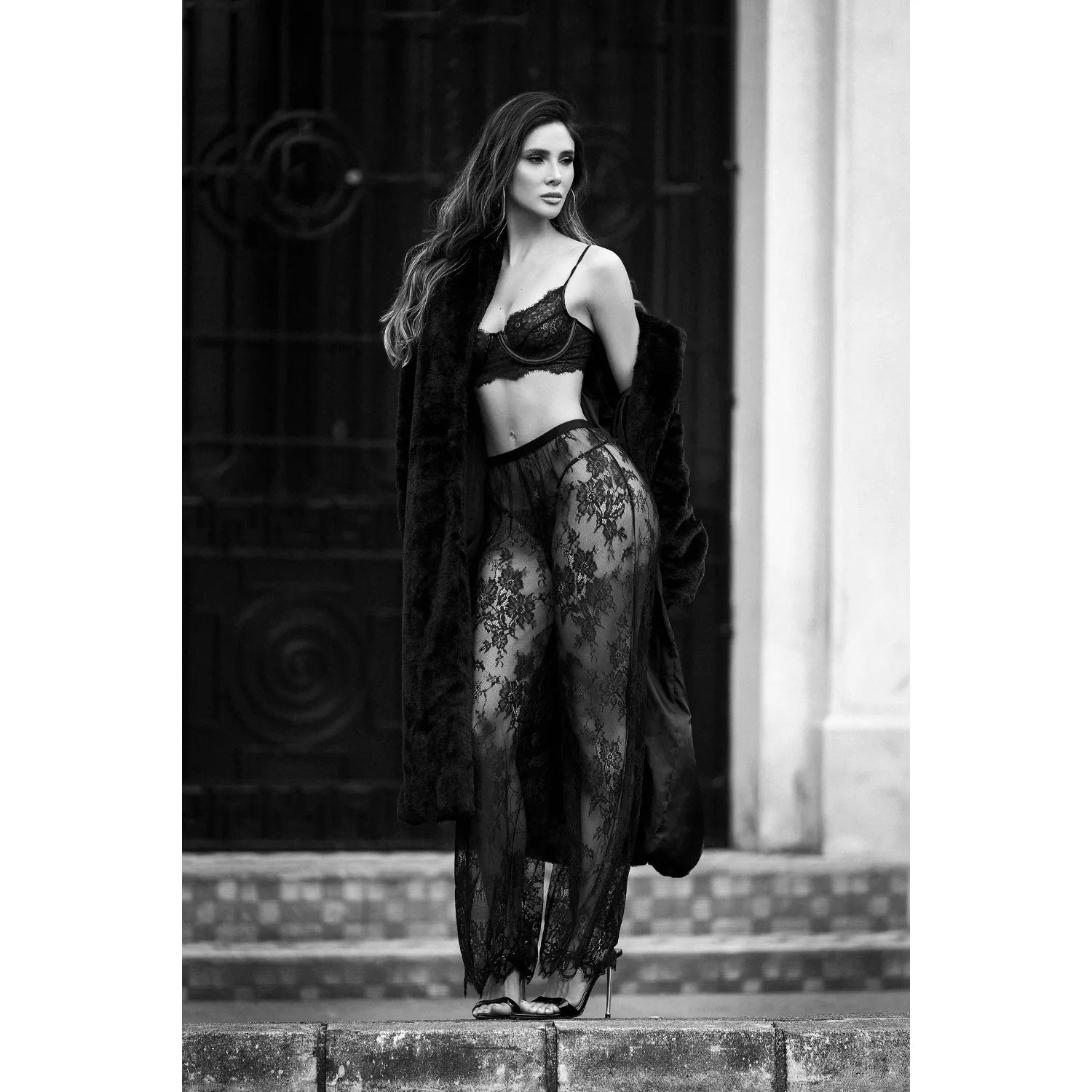 Ensemble lingerie 3 pièces en dentelle noire florale, soutien-gorge à armatures, culotte et porte-jarretelles élégants.