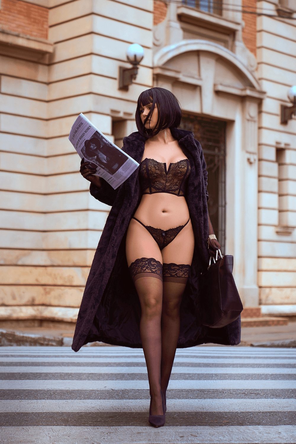Ensemble bustier dentelle noire sans bretelles et string, résille florale, encoche en V, allure élégante et raffinée.