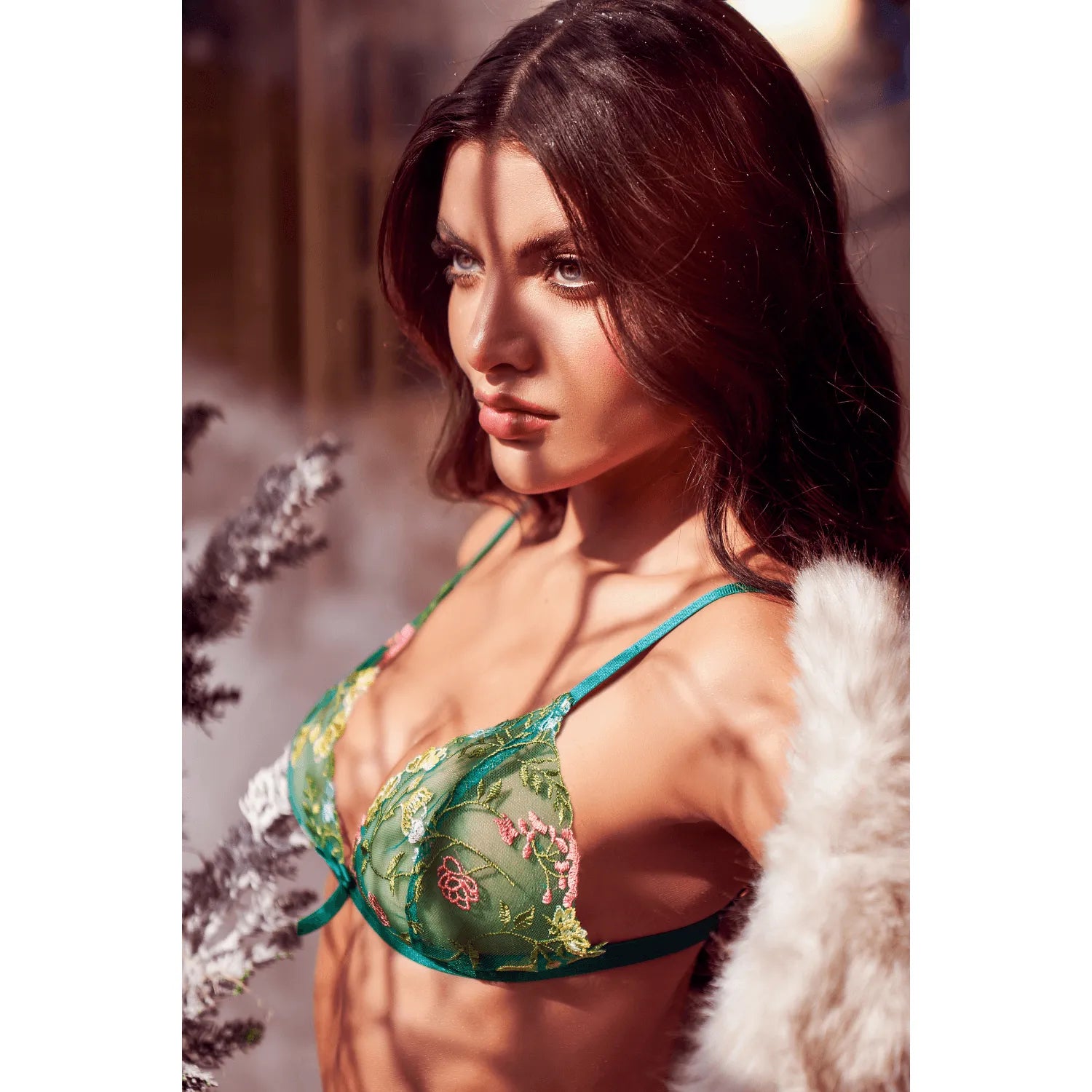 Ensemble lingerie vert aurore avec broderies florales multicolores et transparence, porté par un mannequin.