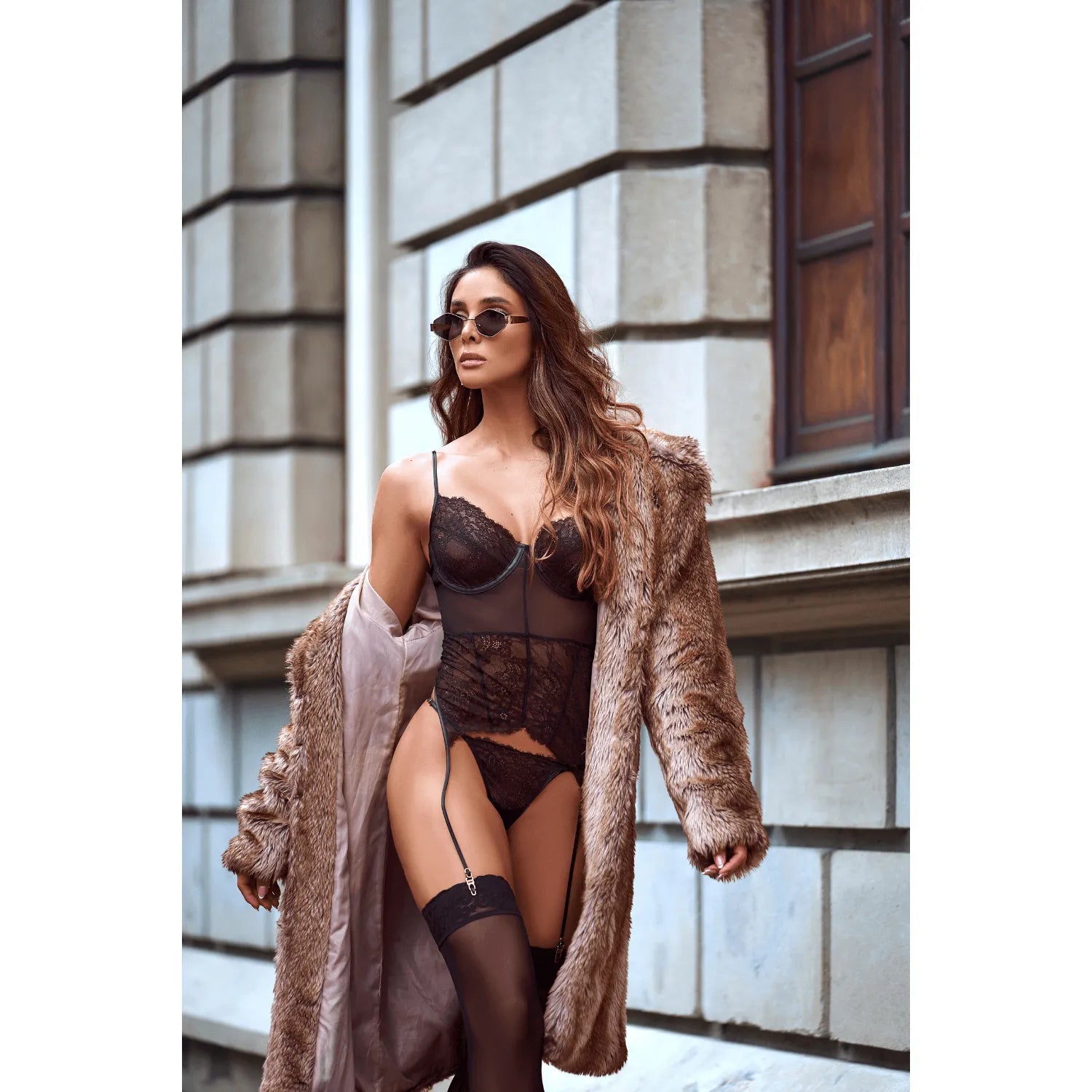 Ensemble lingerie noir dentelle résille avec bustier à armatures et jarretelles, élégance et sophistication Mapalé.