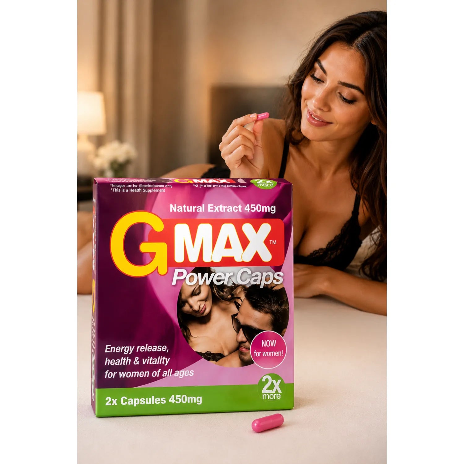 Femme souriante tenant une gélule rose G-MAX Pink, boîte en arrière-plan avec Shatavari, Maca, Ginseng, vitamines et zinc.