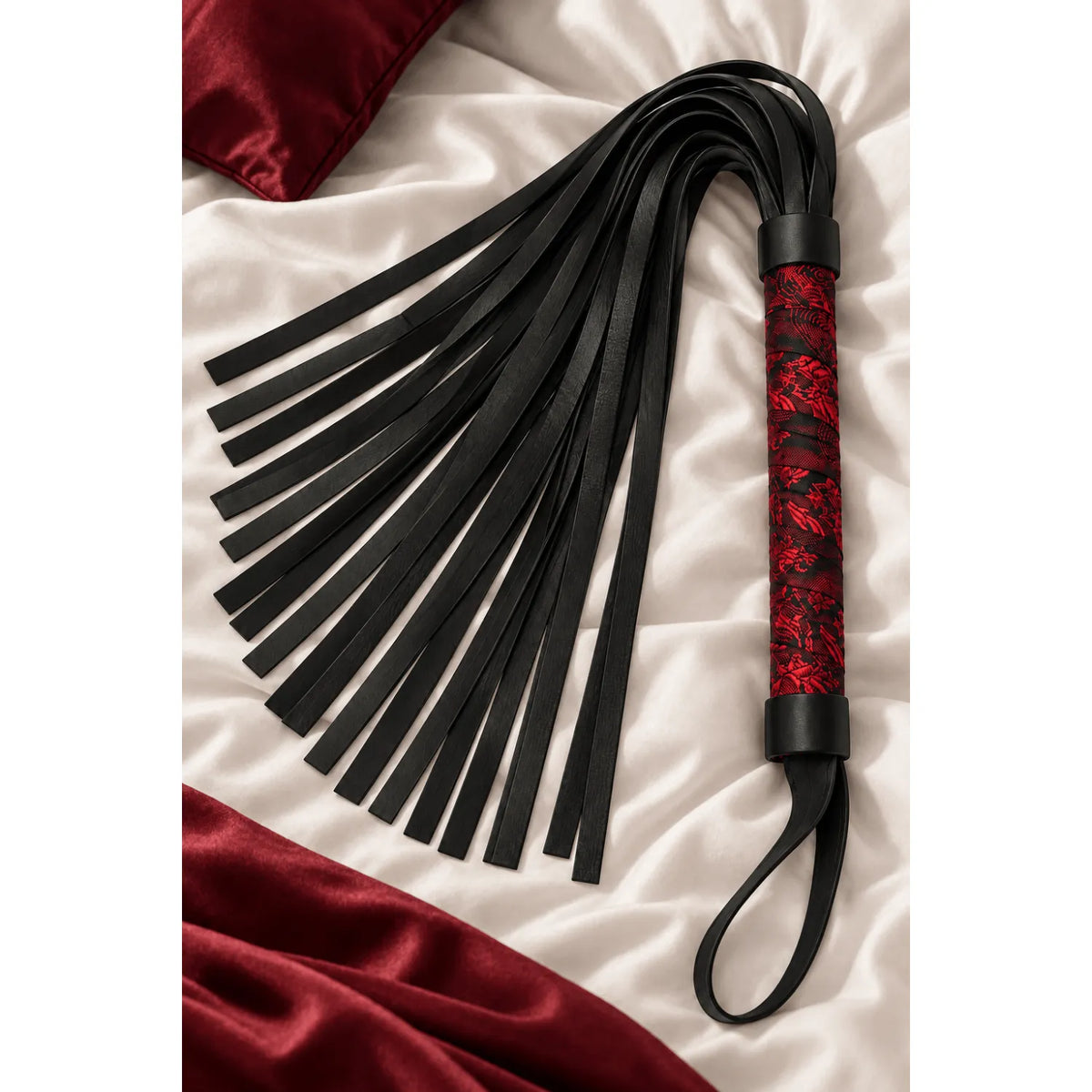 Fouet rouge et noir 45 cm, motif japonais, poignée bicolore, lanières souples noires, design élégant et compact.