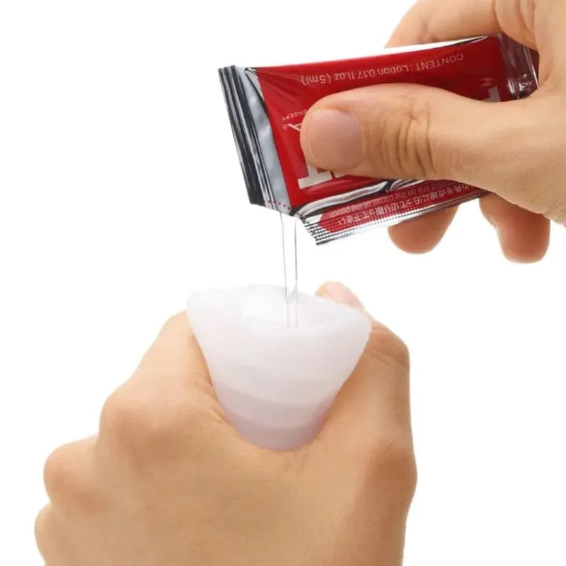 Accessoire adulte blanc extensible avec lotion appliquée, compact et discret, idéal pour confort et hygiène.