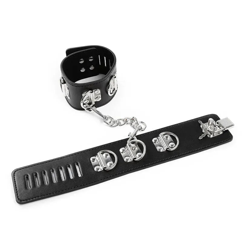 Accessoire BDSM noir ajustable en PVC et métal, attache-chevilles robuste avec fermetures sécurisées.
