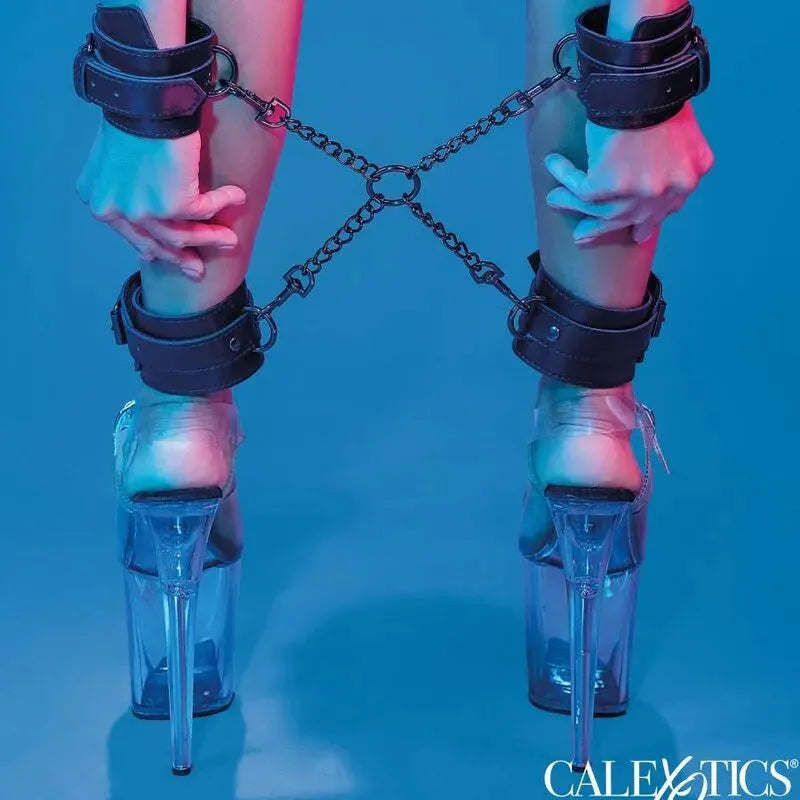 Menottes BDSM en cuir végétalien noir, intérieur velours doux, réglables, avec connecteur robuste et anneaux pivotants.