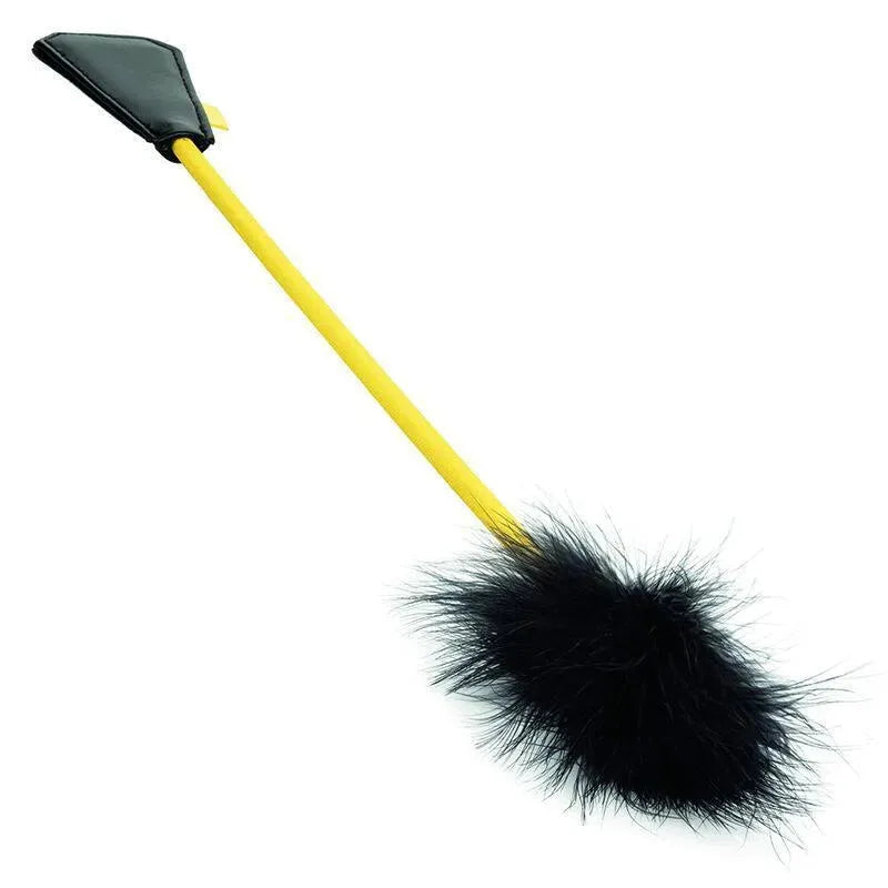 Cravache BDSM jaune avec plume noire en fausse fourrure, 53cm, élégante et sensorielle pour moments intimes raffinés.