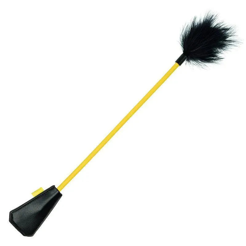 Cravache BDSM jaune avec plume noire en fausse fourrure, design élégant et sensoriel, longueur 53 cm.