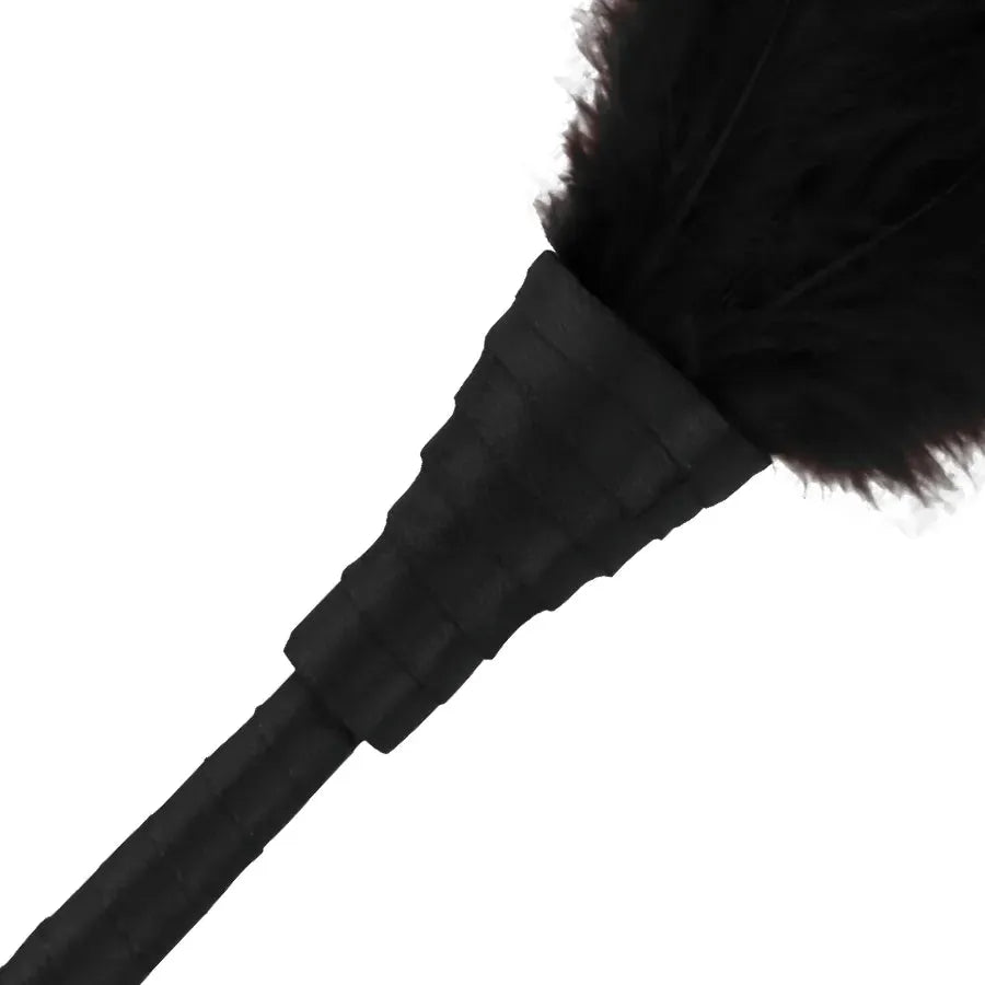 Plume noire BDSM érotique, douce et délicate, avec poignée ergonomique élégante pour stimulation sensorielle.