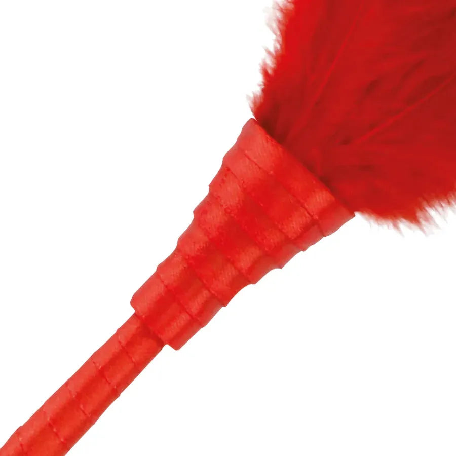 Accessoire BDSM plumes rouges douces, stimulation sensorielle, poignée ergonomique, préliminaires et jeux de rôle.