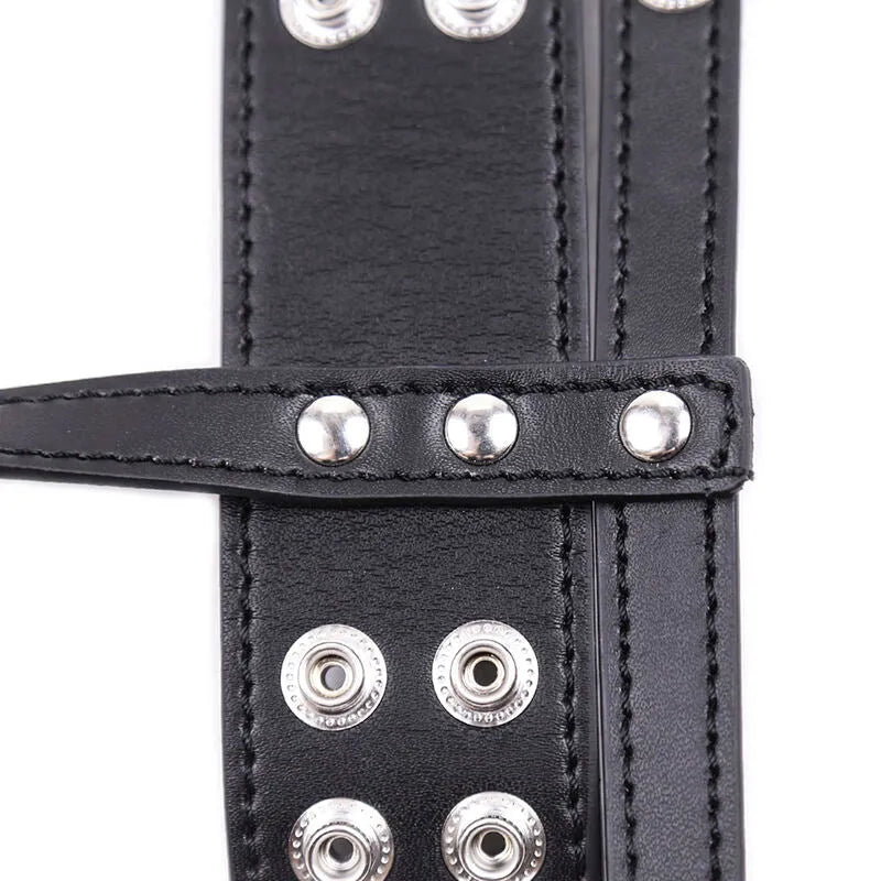 Accessoire fétiche en cuir noir réglable, sans nickel, avec boucles métalliques, design discret et ergonomique.