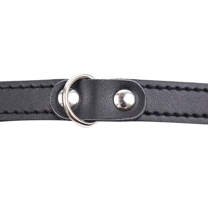 Accessoire fétiche cuir noir réglable, boucle métallique sans nickel, design discret et ergonomique pour confort optimal.