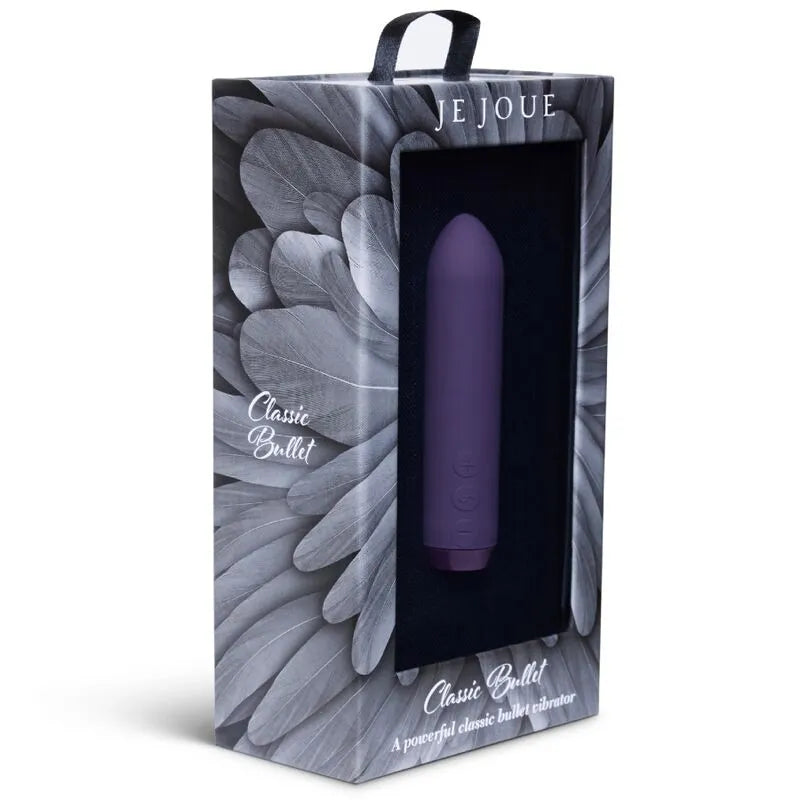 Vibromasseur violet ergonomique en silicone, compact et discret, dans un emballage élégant avec motifs de plumes.