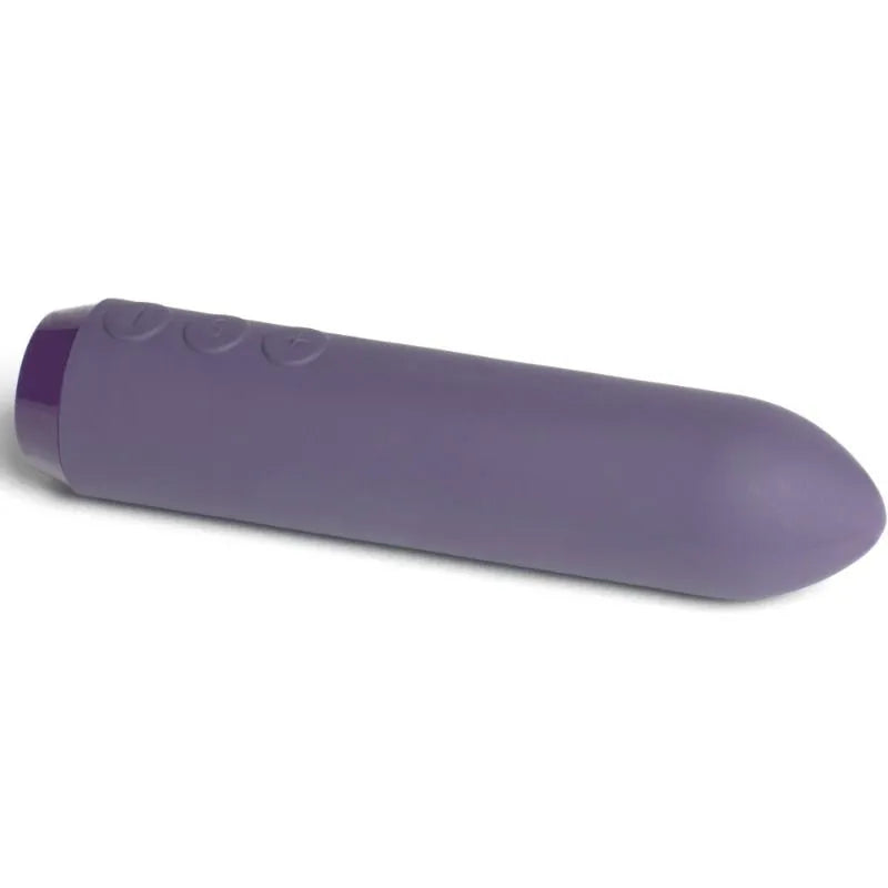 Vibromasseur violet ergonomique en silicone lisse, compact, avec trois boutons, rechargeable et étanche.