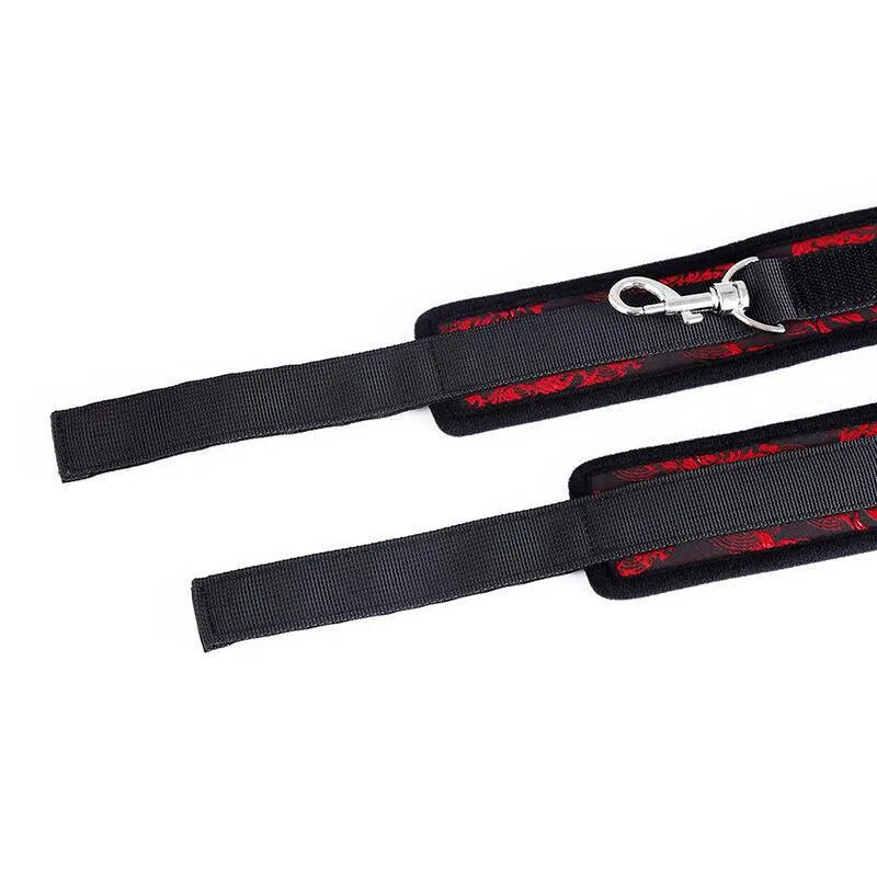 Accessoires BDSM Ohmama ajustables noirs et rouges, matériaux hypoallergéniques, design ergonomique et élégant.