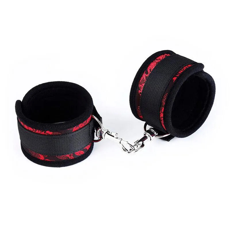 Menottes BDSM noires et rouges Ohmama, ajustables, matériaux hypoallergéniques, design ergonomique et élégant.