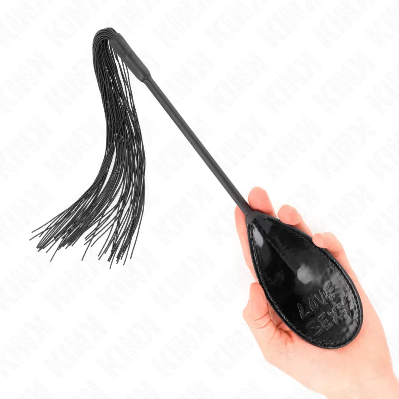 Cravache BDSM en cuir noir avec poignée ergonomique, design élégant, pour jeux érotiques intenses et contrôle précis.