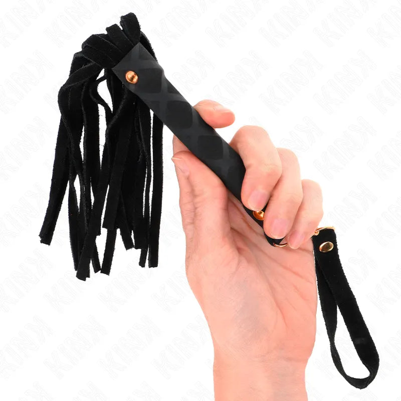 Accessoire BDSM en cuir noir, poignée ergonomique, franges souples, finition artisanale, personnalisable, luxe sensuel.