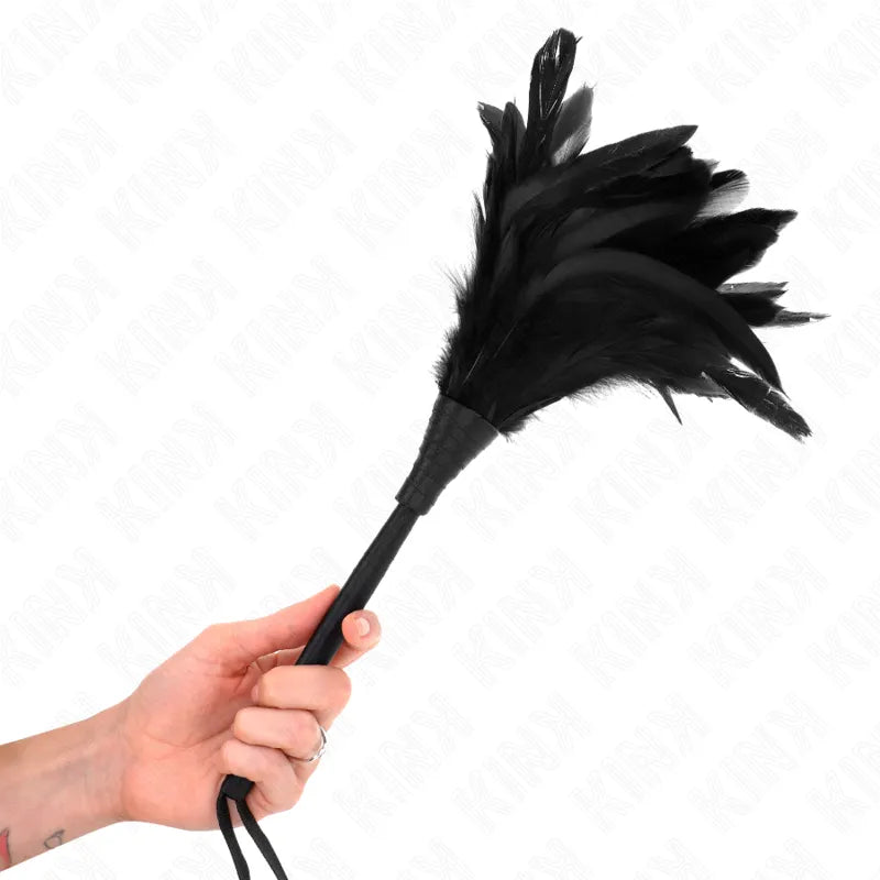 Accessoire BDSM en cuir noir, ergonomique et ajustable, avec plumes raffinées pour expérience sensorielle unique.