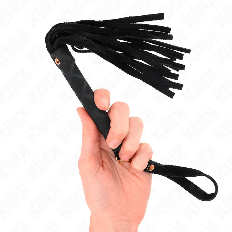 Fouet BDSM en cuir noir, poignée ergonomique, lanières souples, finition artisanale, accessoire personnalisable.