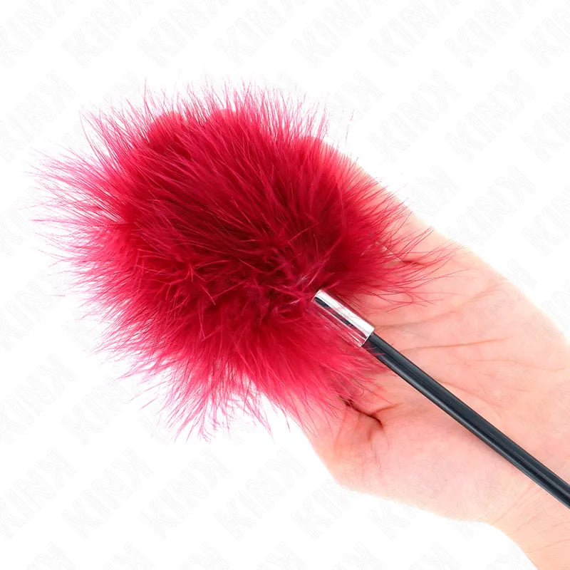 Plumeau rouge en cuir véritable, manche noir, élégant et sophistiqué, accessoire BDSM sensuel et durable.