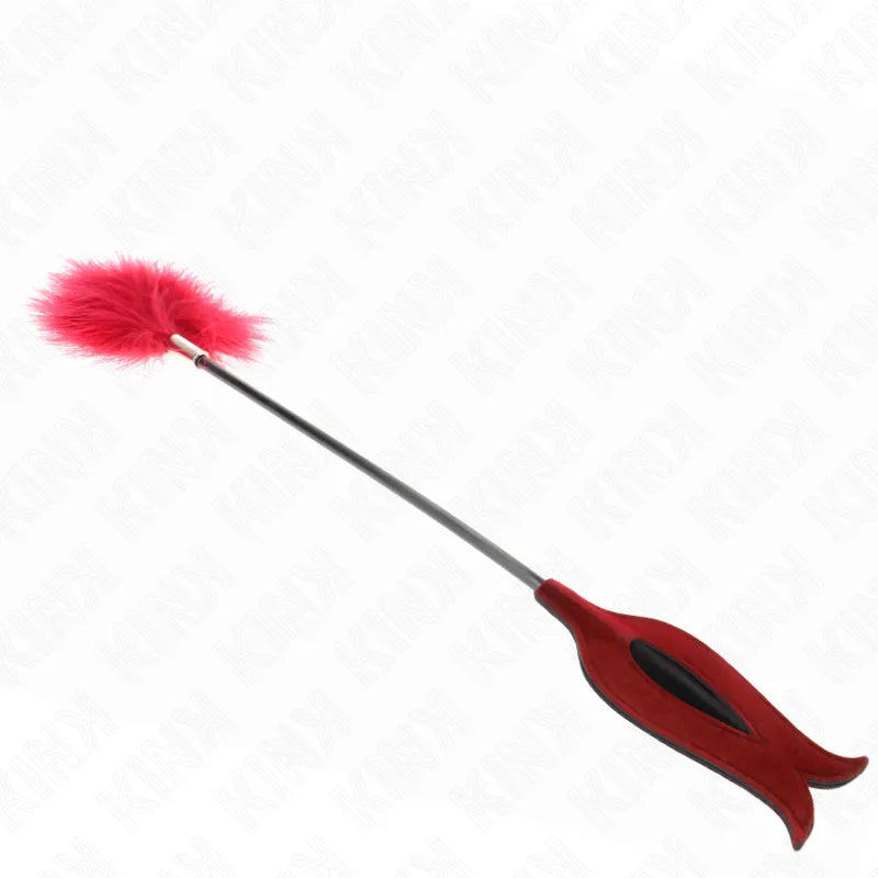 Cravache BDSM en cuir rouge avec plumeau rose, design élégant et ergonomique, accessoire sophistiqué pour jeux sensuels.