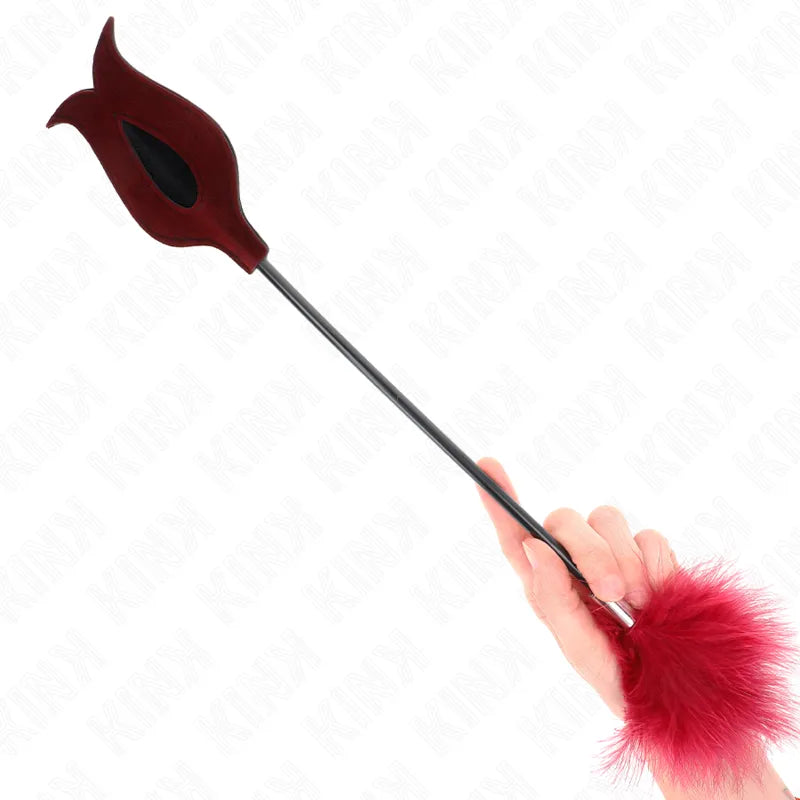 Cravache BDSM cuir rouge et noir, manche ergonomique, embout plumeau rouge, accessoire élégant et sophistiqué.