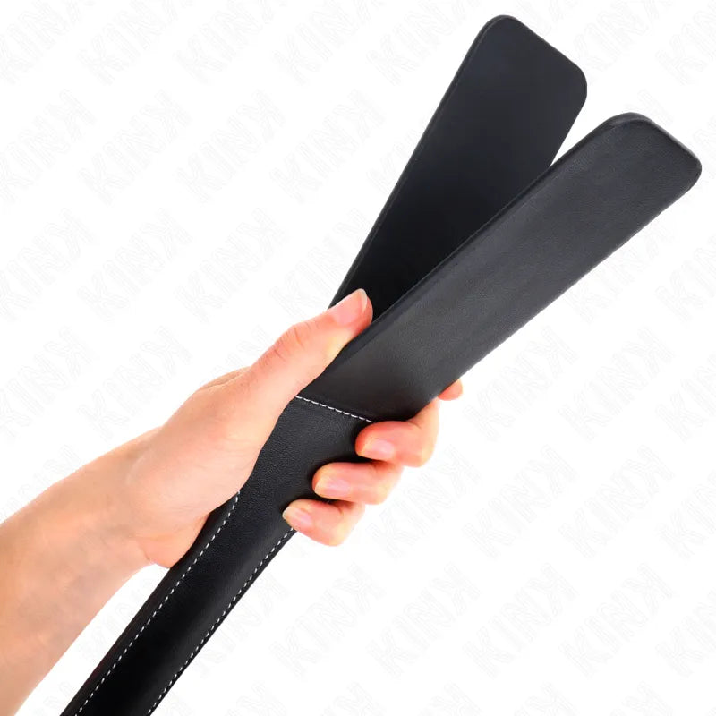 Accessoire BDSM en cuir noir, pagaie ergonomique, haute qualité, tenue main, couture blanche, expérience intense.
