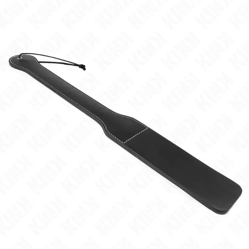 Accessoire BDSM cuir noir, pagaie ergonomique durable, couture blanche, pour jeux intenses et confort optimal.