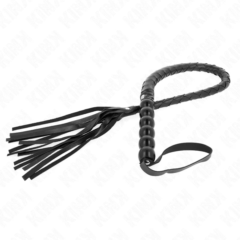 Cravache BDSM en cuir noir, poignée ergonomique tressée, lanières souples, accessoire durable et confortable.