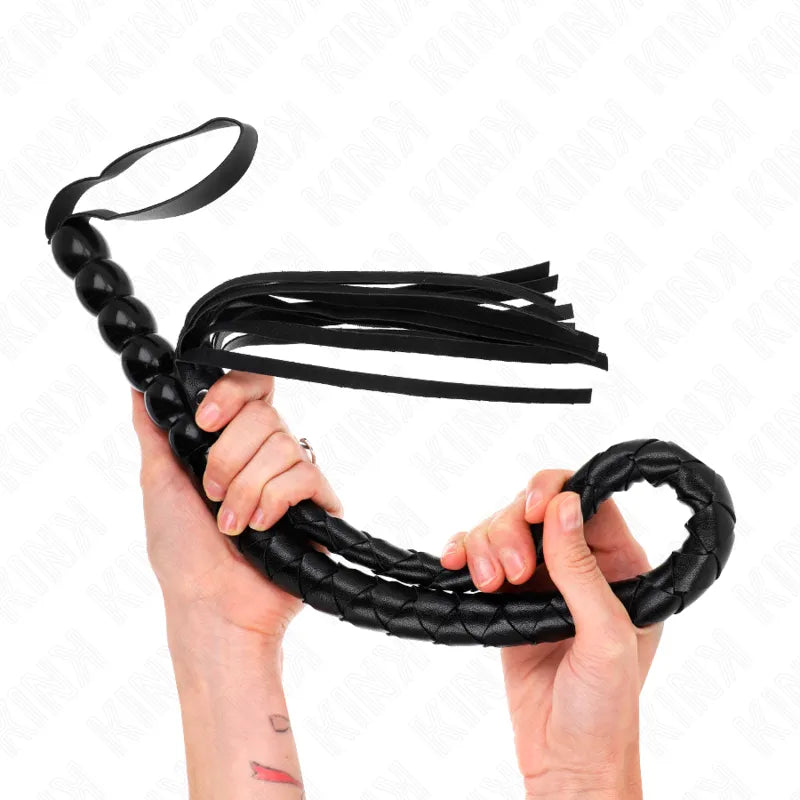 Accessoire BDSM en cuir noir, fouet avec lanières, poignée tressée ergonomique, haute qualité et durabilité.