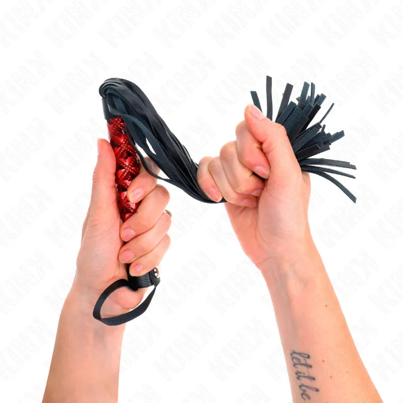 Fouet BDSM en cuir noir avec manche rouge texturé, accessoire kink de haute qualité pour plaisir raffiné et sécurisé.