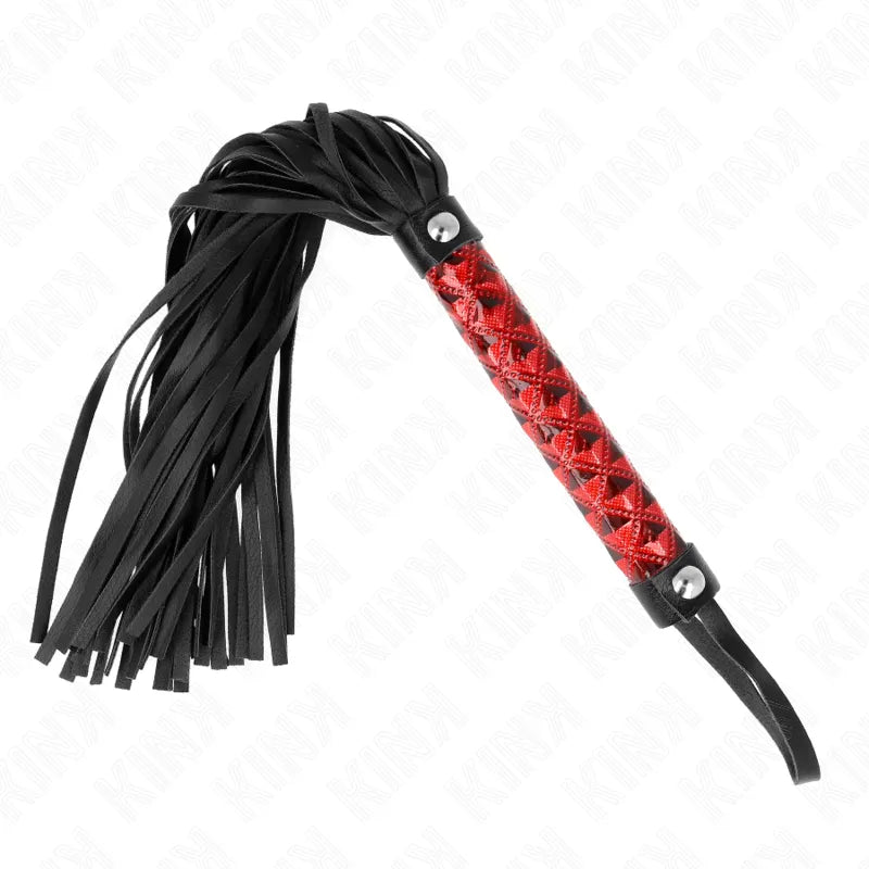 Fouet BDSM en cuir noir et rouge, manche tressé, lanières souples, accessoire de plaisir durable et personnalisable.