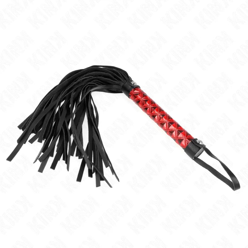 Cravache BDSM en cuir noir et rouge, manche tressé, lanières multiples, accessoire kink de haute qualité.