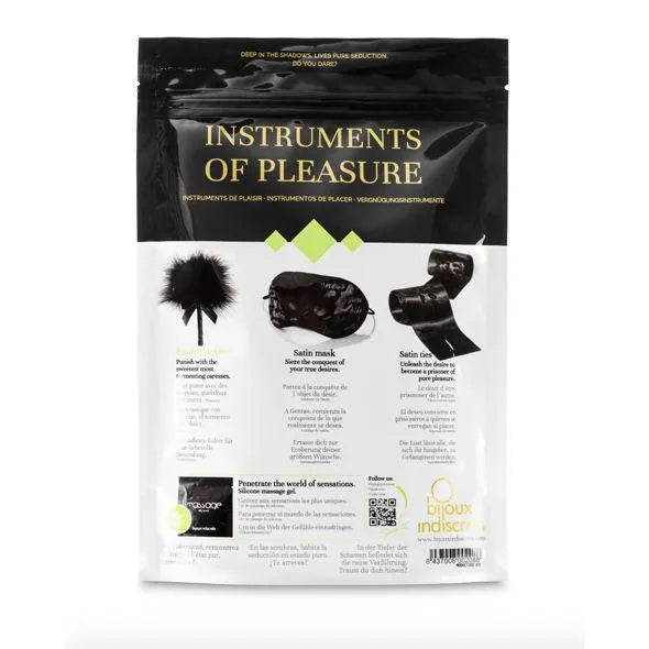 Accessoires BDSM satin noir: menottes, masque, plumeau, élégants et soyeux, pour une expérience sensuelle et sophistiquée.