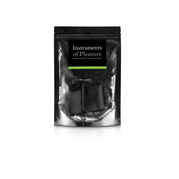 Accessoires BDSM en satin noir, menottes, masque, plumeau, emballage élégant, luxe, sensualité, confort, réglable.