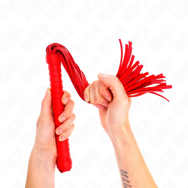 Accessoire BDSM en cuir rouge, fouet avec lanières, poignée ergonomique, finition artisanale, pour plaisir et confort.