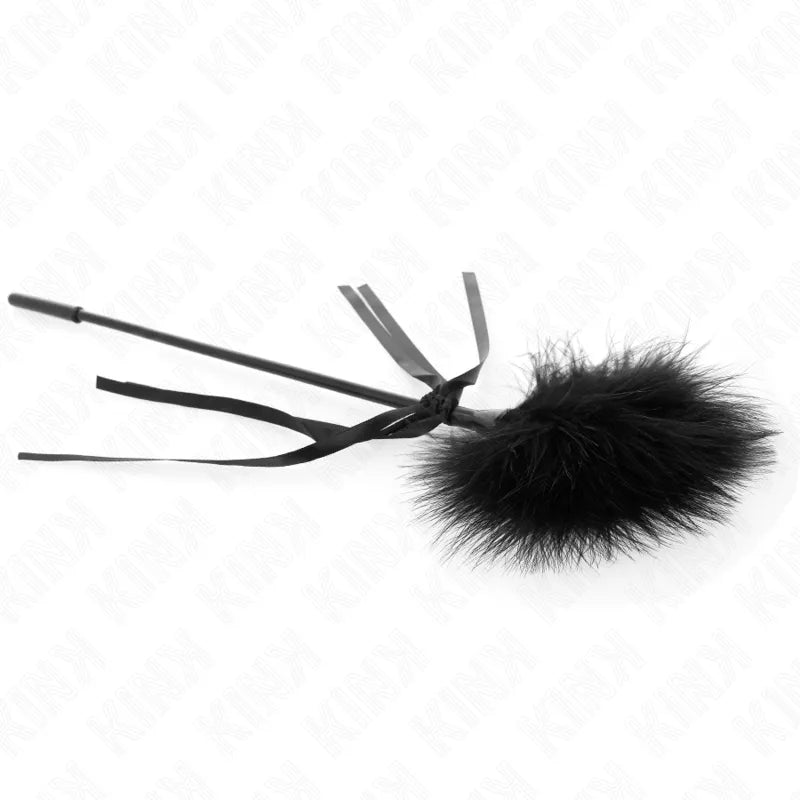 Accessoire BDSM en cuir véritable noir, design élégant et ergonomique, avec plumes pour sensations raffinées et intenses.