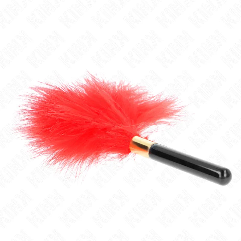 Plumeau rouge en cuir véritable, manche noir ergonomique, accessoire BDSM luxueux et durable pour séances intenses.