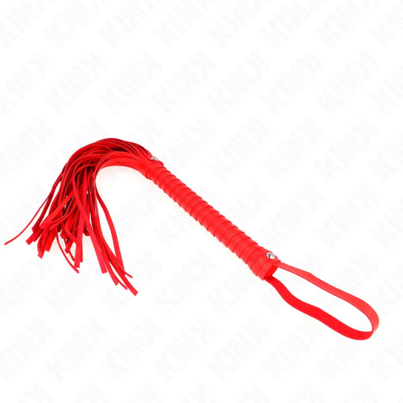 Fouet BDSM en cuir rouge, poignée tressée, lanières souples, finition artisanale, accessoire élégant et robuste.