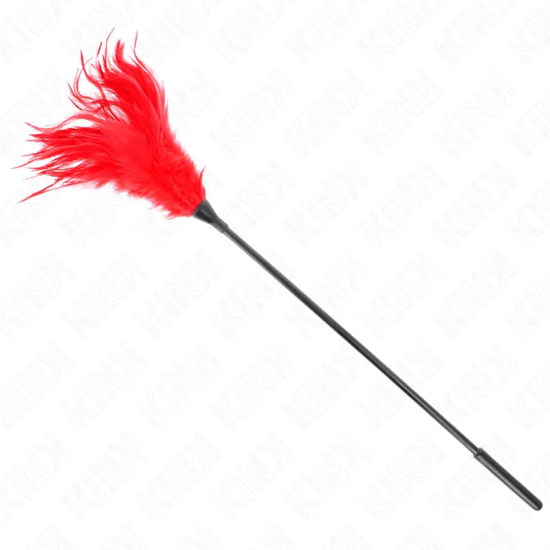 Plumeau BDSM rouge en cuir véritable, manche noir ergonomique, accessoire de haute qualité pour sensations intenses.