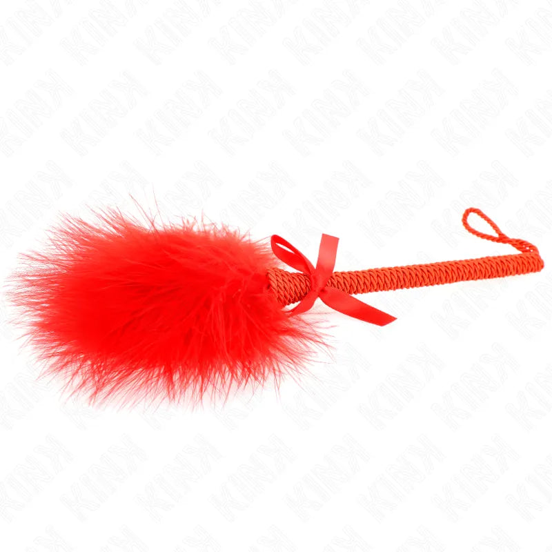 Cravache BDSM en cuir rouge avec plume, design élégant et sophistiqué, accessoire de luxe pour jeux intimes.