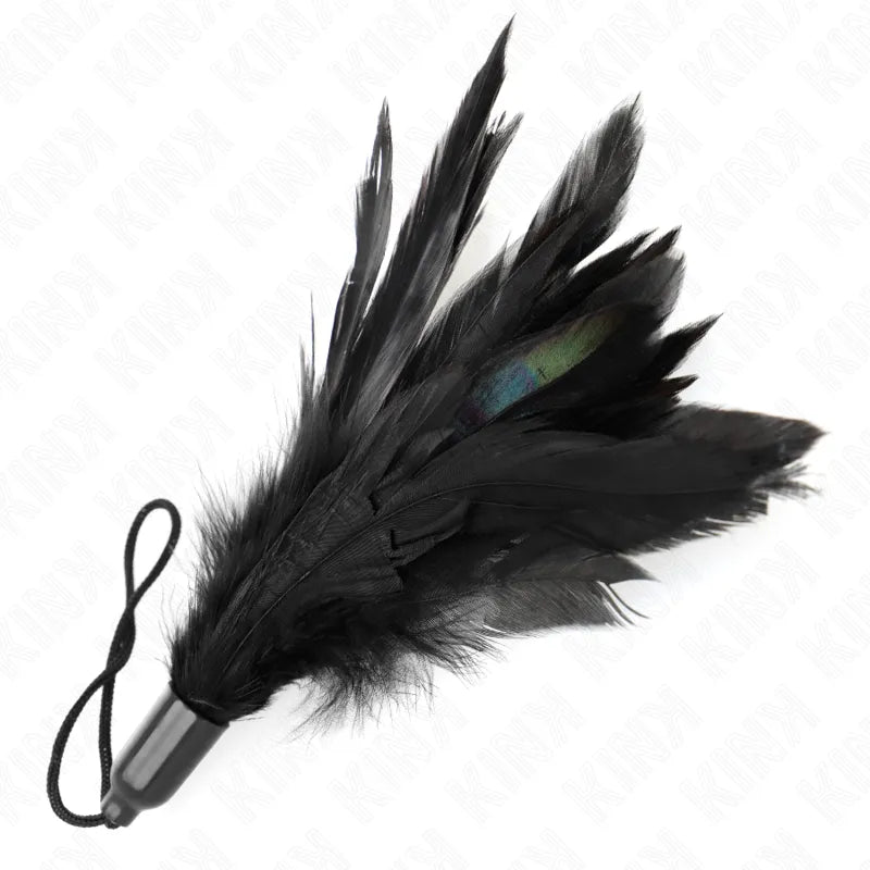 Plumeau BDSM en cuir noir et plumes, poignée ergonomique, accessoire érotique haut de gamme pour jeux de rôle intenses.