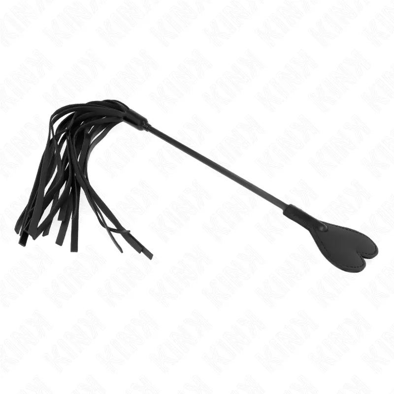 Accessoire BDSM en cuir noir, fouet élégant avec lanières et poignée ergonomique, finition luxueuse et robuste.